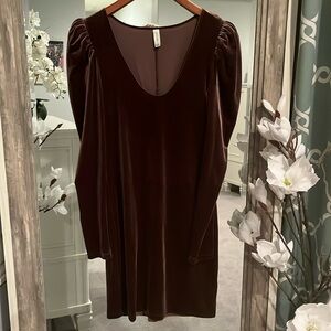 Gentle Fawn scoop neck long sleeve velvet dress